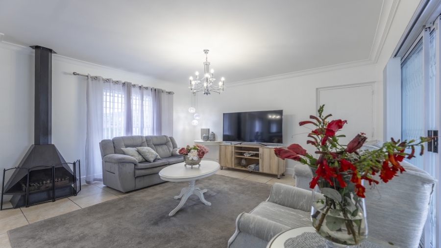 3 Bedroom Property for Sale in Sunningdale Western Cape